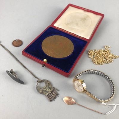 Lot 49 - AN EDWARD VII COMMEMORATIVE BRONZE COIN AND OTHER ITEMS