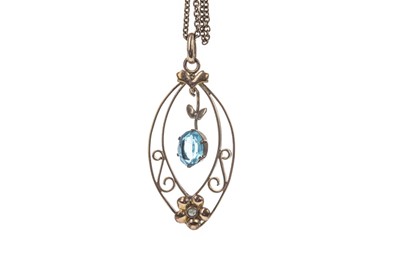 Lot 922 - AN EARLY TWENTIETH CENTURY BLUE GEM SET AND SEED PEARL PENDANT