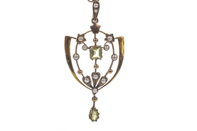Lot 923 - AN EDWARDIAN GREEN GEM SET AND SEED PEARL PENDANT