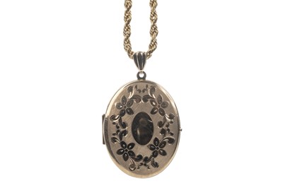 Lot 937 - A GOLD LOCKET ON CHAIN