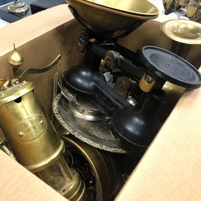 Lot 90 - A LOT OF BRASS ITEMS INCLUDING THREE LAMPS & LIMELIGHT COMPANY LAMPS