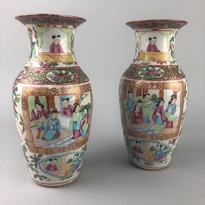Lot 214 - A PAIR 20TH CENTURY CHINESE VASES