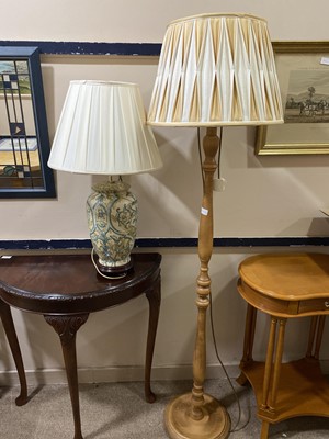 Lot 224 - A CERAMIC VASE TABLE LAMP AND A MODERN STANDARD LAMP