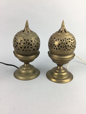 Lot 96 - A LOT OF BRASS WARE INCLUDING BRASS TABLE LAMPS