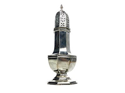 Lot 452 - AN EARLY 20TH CENTURY SILVER SUGAR CASTER
