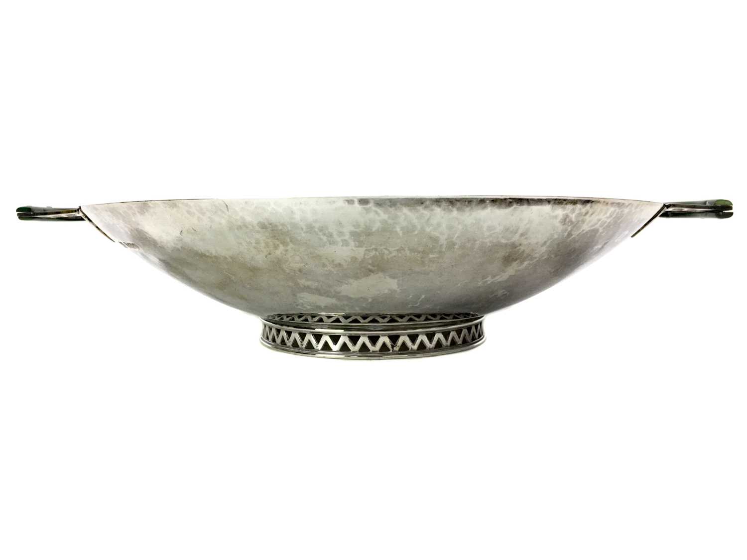 Lot 454 - AN EARLY 20TH CENTURY HAMMERED SILVER BOWL
