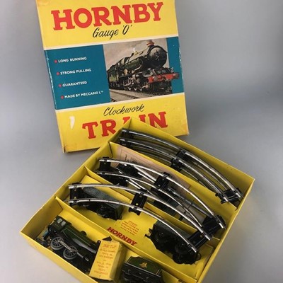 Lot 345 - A HORNBY TINPLATE NO 20 GOOD TRAIN SET