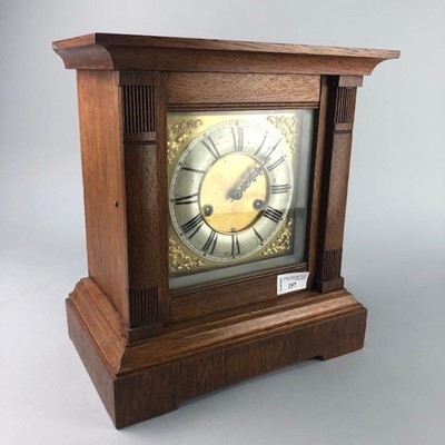 Lot 257 - AN EARLY 20TH CENTURY OAK CASED MANTEL CLOCK