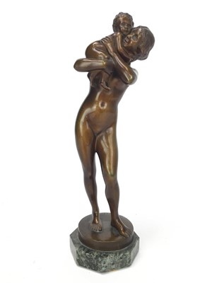 Lot 1468 - AN EARLY 20TH CENTURY BRONZE FIGURE GROUP OF A MOTHER AND CHILD