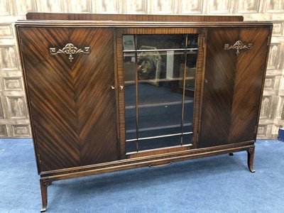 Lot 394 - AN EARLY 20TH CENTURY MAHOGANY THREE DOOR BOOKCASE