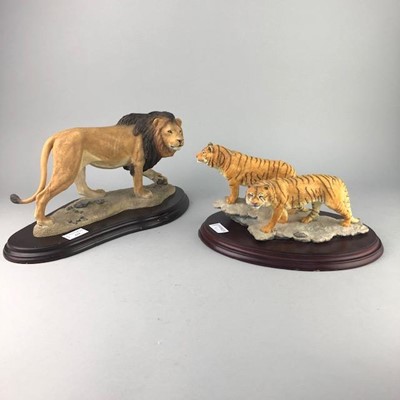 Lot 419 - A COUNTRY ARTISTS MODEL OF A LION AND A SNOW TIGER MODEL