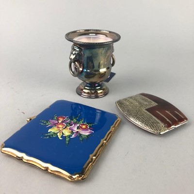 Lot 291 - AN ART DECO COMPACT, CIGARETTE CASE AND MINIATURE URN