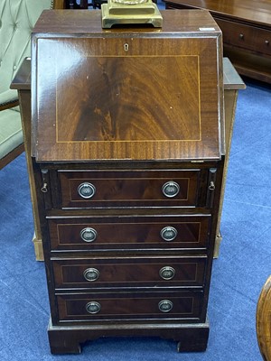 Lot 377 - A 20TH CENTURY INLAID BUREAU AND A SIMILAR HALL TABLE