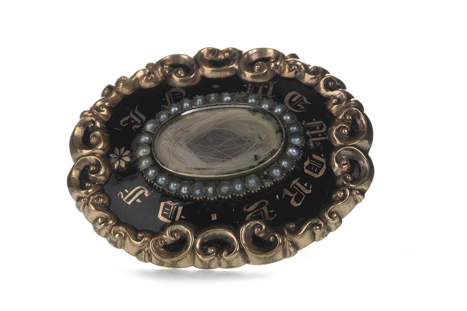 Lot 1345 - A VICTORIAN MOURNING BROOCH
