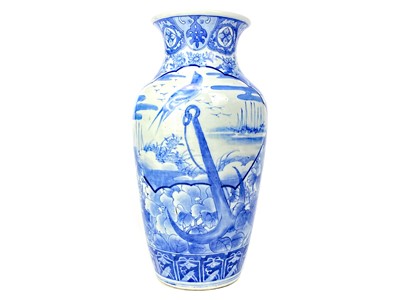 Lot 873 - A 19TH CENTURY BLUE AND WHITE VASE