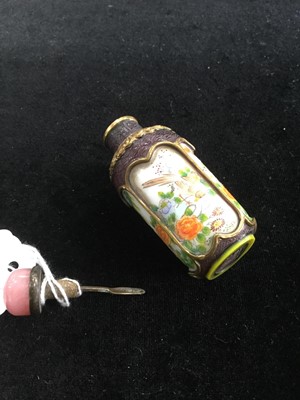 Lot 746 - A 20TH CENTURY CHINESE GLASS SNUFF BOTTLE