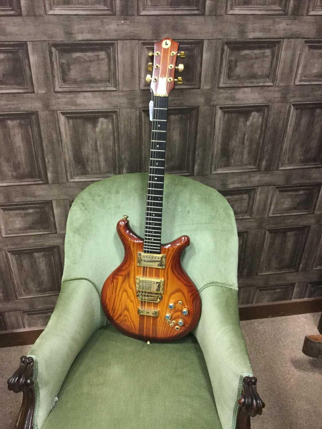 Lot 1170 - A MID-TONE WOOD FINISH ELECTRIC GUITAR