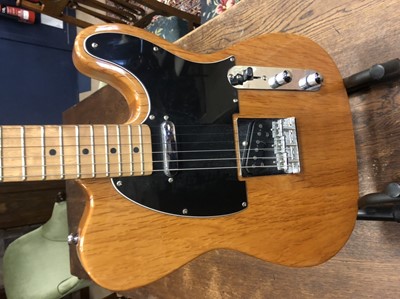 Lot 1170 - A MID-TONE WOOD FINISH ELECTRIC GUITAR