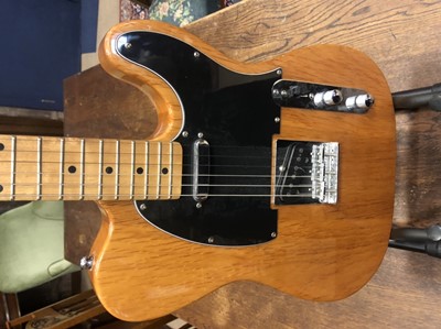 Lot 1170 - A MID-TONE WOOD FINISH ELECTRIC GUITAR