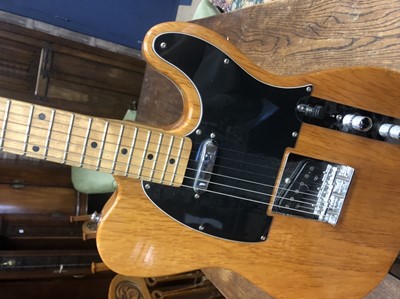 Lot 1170 - A MID-TONE WOOD FINISH ELECTRIC GUITAR