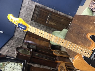 Lot 1170 - A MID-TONE WOOD FINISH ELECTRIC GUITAR