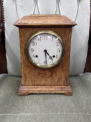 Lot 480 - AN EARLY 20TH CENTURY OAK CASED MANTEL CLOCK