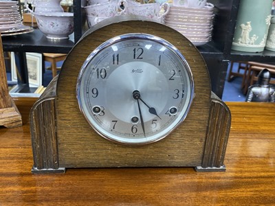 Lot 481 - AN EARLY 20TH CENTURY OAK MANTEL CLOCK