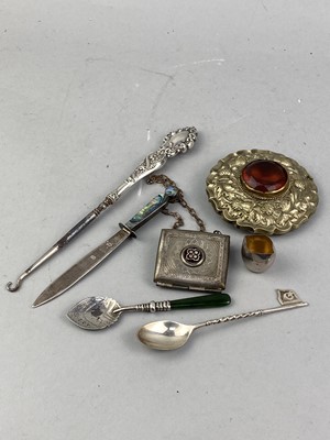 Lot 53 - A SILVER HANDLED BUTTON HOOK ALONG WITH SILVER AND OTHER ITEMS