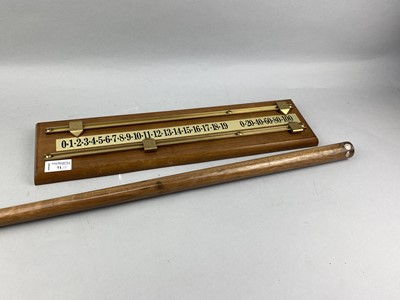 Lot 71 - A SNOOKER CUE AND SCOREBOARD