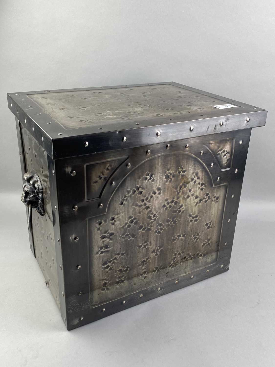 Lot 32 - A 20TH CENTURY COAL BOX