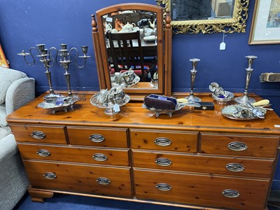 Lot 140 - A MODERN CHEST OF DRAWERS WITH MIRROR