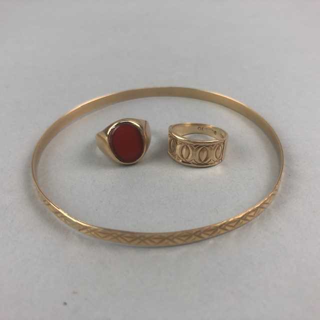 Lot 3 - A NINE CARAT GOLD BRACELET AND TWO RINGS