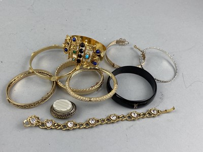 Lot 12 - A COLLECTION OF COSTUME JEWELLERY