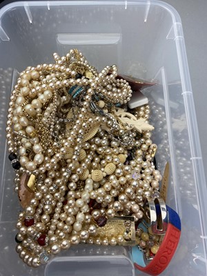 Lot 17 - A COLLECTION OF COSTUME JEWELLERY