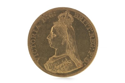 Lot 56 - A QUEEN VICTORIA (1837 - 1901) GOLD £5 FIVE POUND COIN DATED 1887