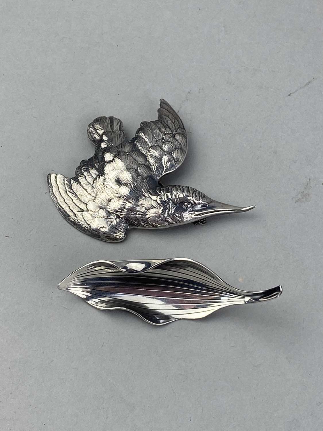 Lot 23 - A STERLING SILVER BROOCH MODELLED AS A BIRD AND A LEAF SHAPED BROOCH