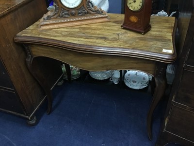 Lot 102 - AN EARLY 20TH CENTURY MAHOGANY TURN OVER CARD TABLE