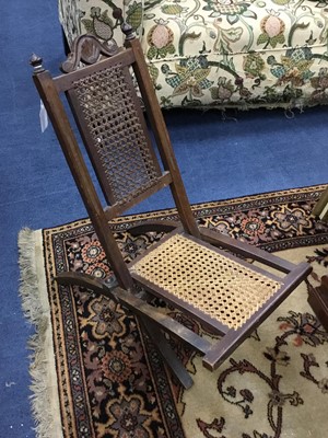 Lot 109 - AN EARLY 20TH CENTURY CHILD'S FOLDING CHAIR