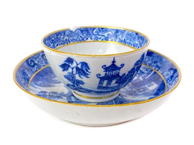 Lot 1048 - A LATE 18TH CENTURY TEA BOWL AND SAUCER