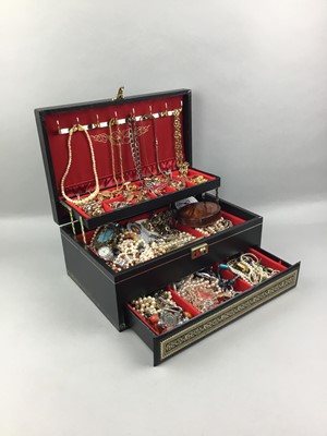 Lot 199 - A COLLECTION OF COSTUME JEWELLERY