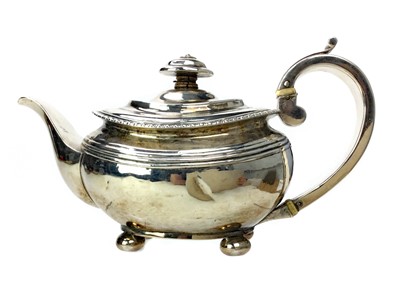 Lot 475 - AN EARLY 19TH CENTURY SILVER TEAPOT