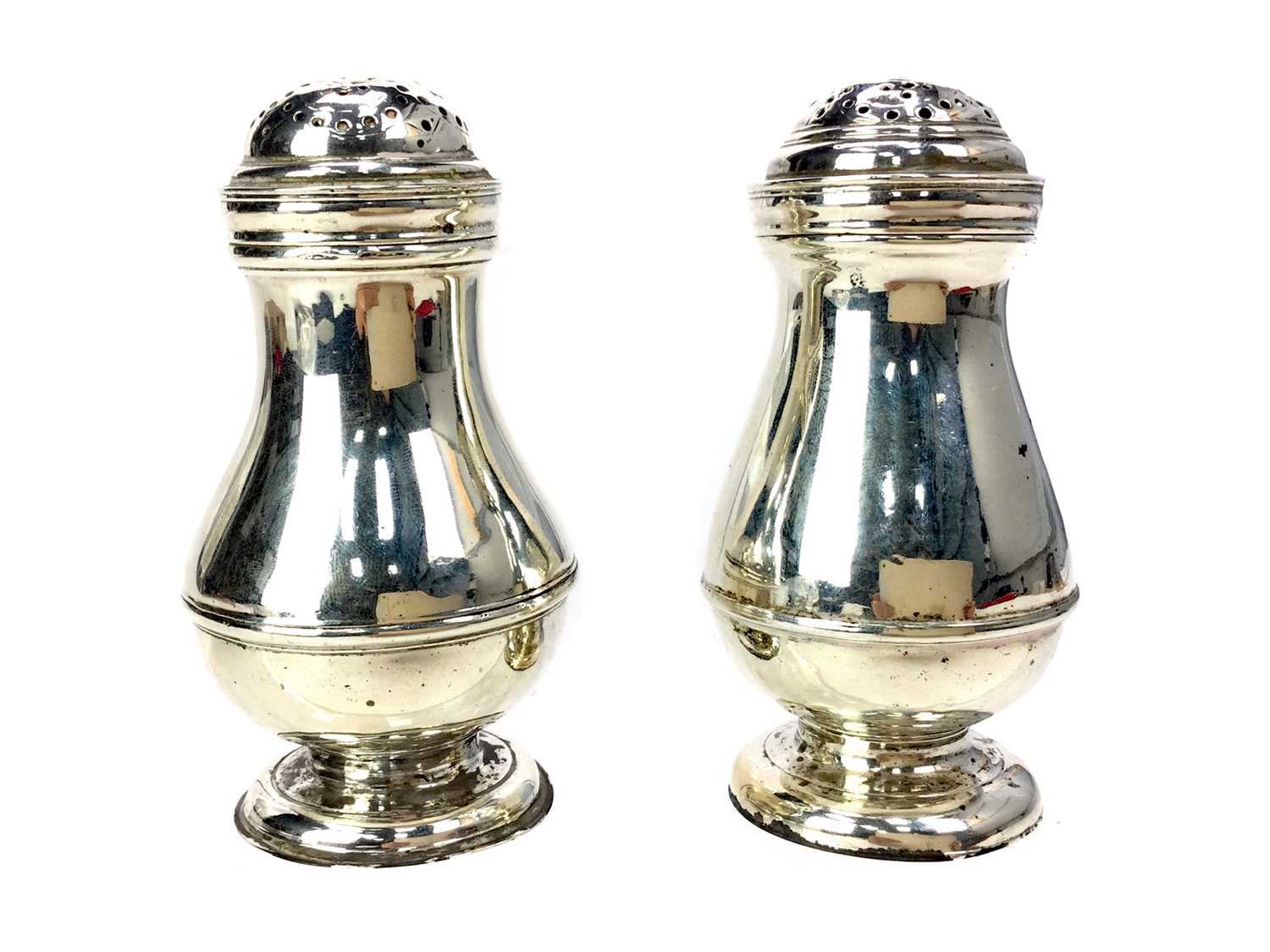 Lot 482 - A PAIR OF SILVER SALT & PEPPER SHAKERS