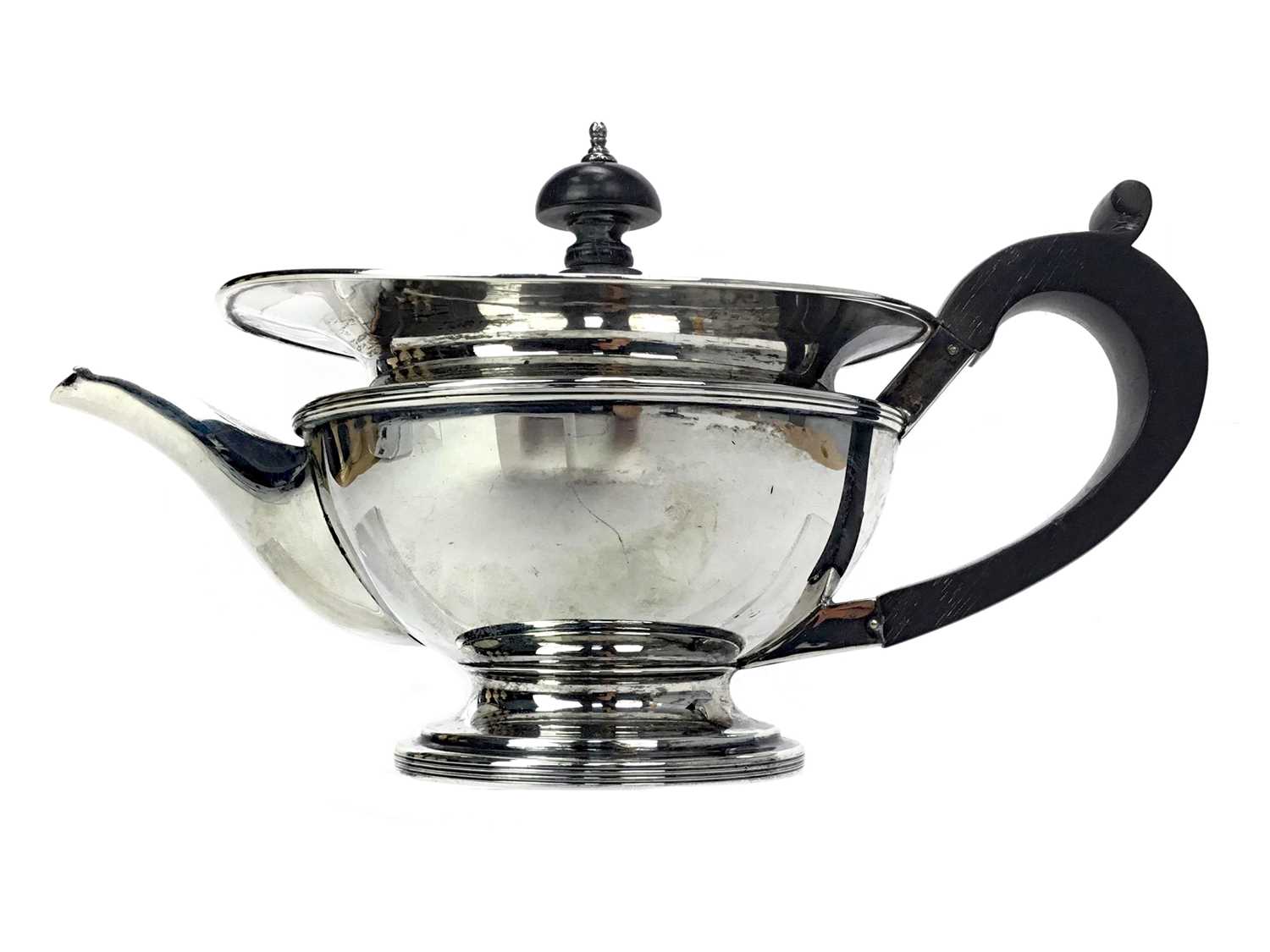 Lot 491 - AN EARLY 20TH CENTURY SILVER TEAPOT
