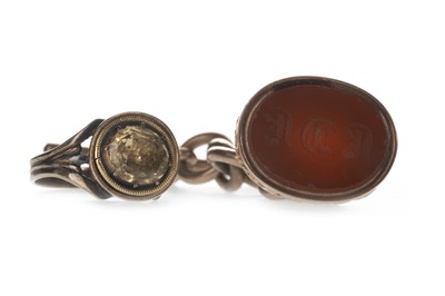 Lot 335 - A GOLD SEAL FOB AND AN ORANGE GEM SET RING