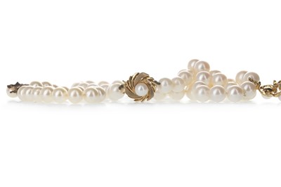 Lot 338 - A PEARL NECKLACE AND BRACELET