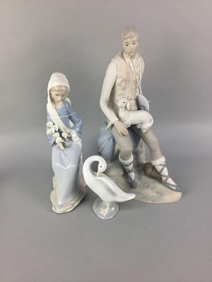 Lot 207 - A LOT OF LLADRO AND OTHER FIGURES