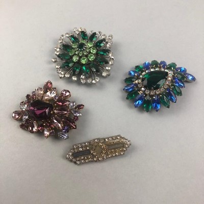 Lot 236 - A LOT OF FOUR COSTUME JEWELLERY BROOCHES