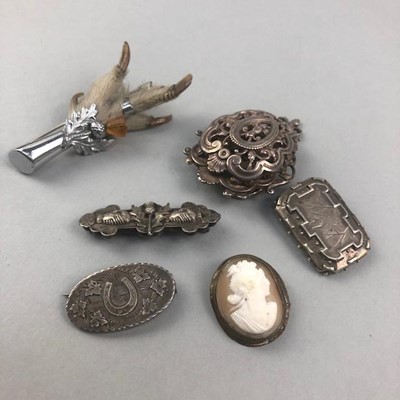 Lot 239 - A VICTORIAN CAMEO BROOCH AND OTHER JEWELLERY