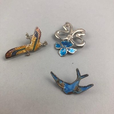 Lot 242 - A SILVER AND ENAMEL BIRD BROOCH AND OTHER BROOCHES