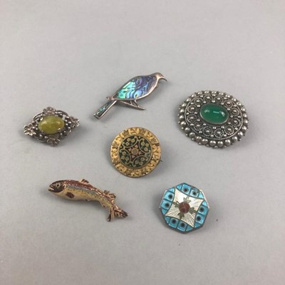 Lot 248 - A SILVER AND ABALONE BROOCH AND OTHER BROOCHES